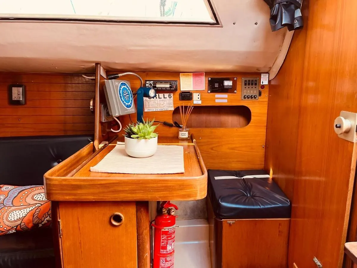 Alcyon, A Peaceful Floating Home 리스본 보트호텔