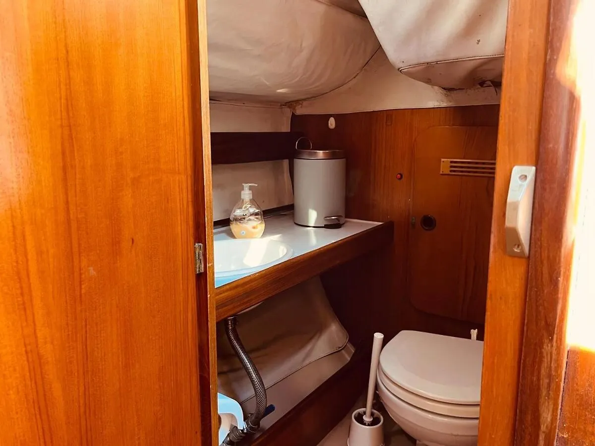 Alcyon, A Peaceful Floating Home 리스본