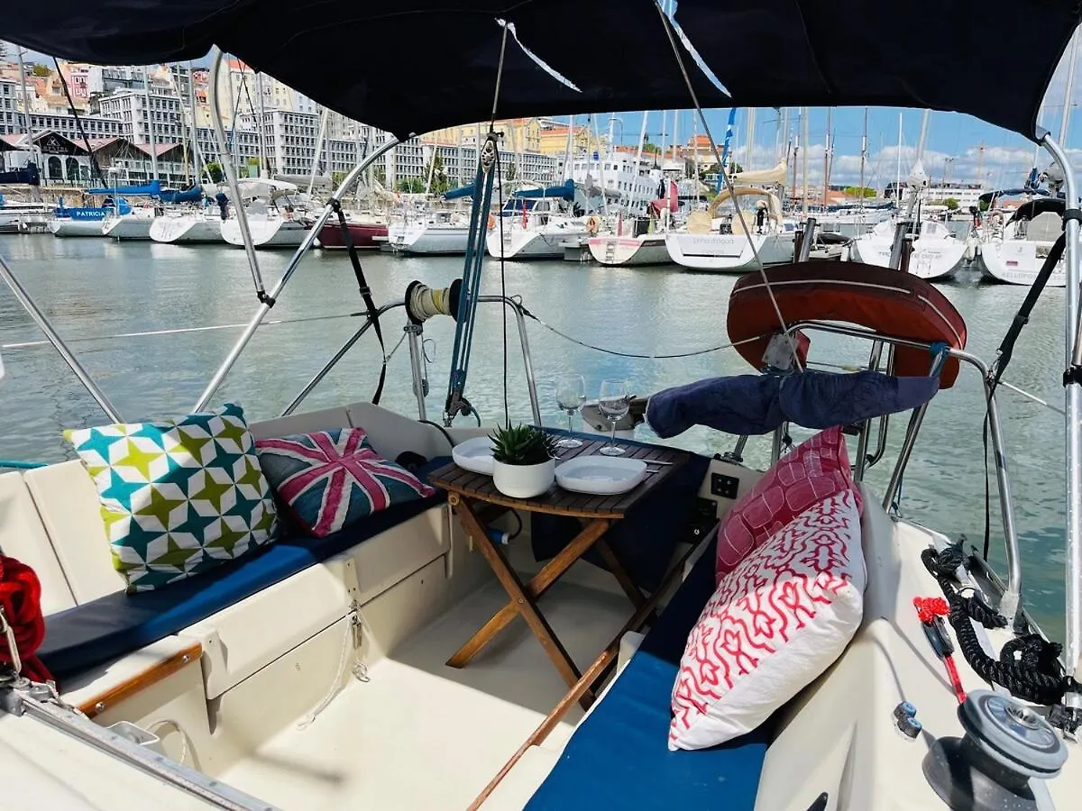 Alcyon, A Peaceful Floating Home Lisbon